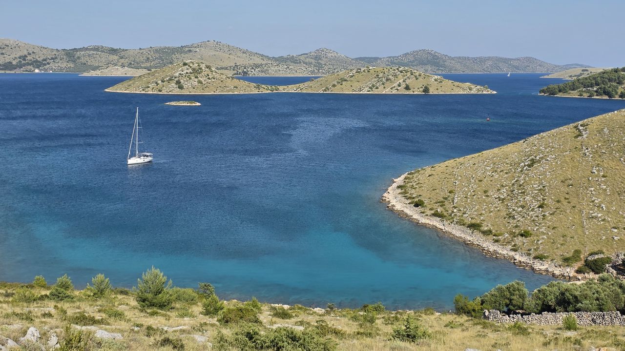 Segelyacht auf offener See